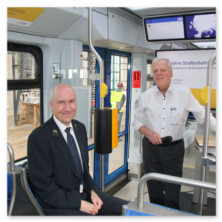 Lesung aus der Festschrift durch die Autoren Rolf-Roland Scholze und Helge-Heinz Heinker in der gerade in „Straßenbahnmuseum - Gerhard Wirthgen“ getauften Straßenbahn.
